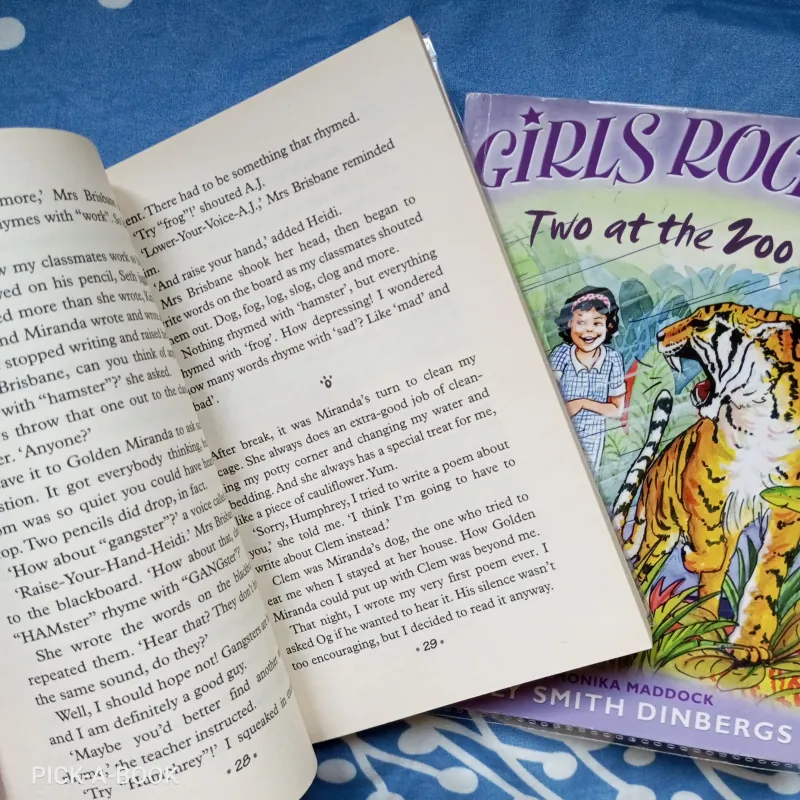 Combo 2 truyện luyện đọc Tiếng Anh về chủ đề động vật và tình bạn (2) Humphrey, Girls Rock 711901