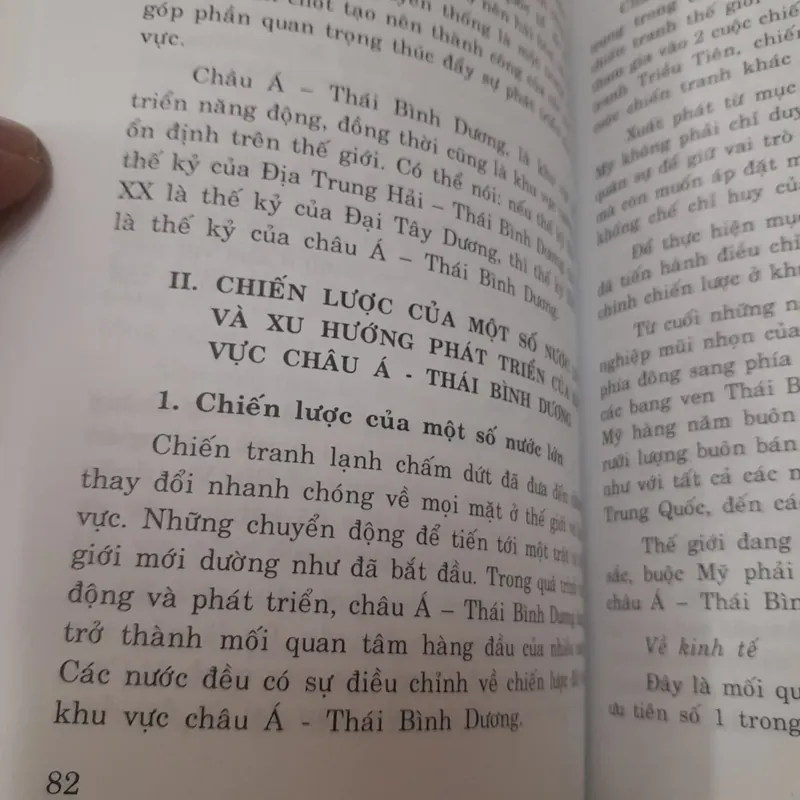 Một số vấn đề Quan hệ Quốc tế trong giai đoạn hiện nay. Chủ biên Thạc sỹ Vũ Quang Đản. 697502