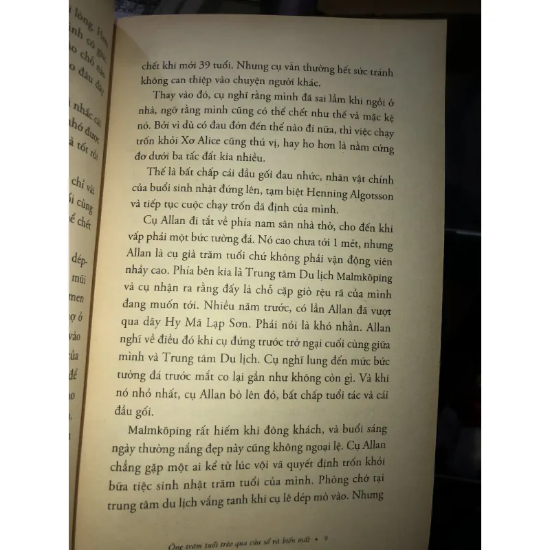Ông trăm tuổi trèo qua cửa sổ và biến mất - Jonas Jonasson 1024811