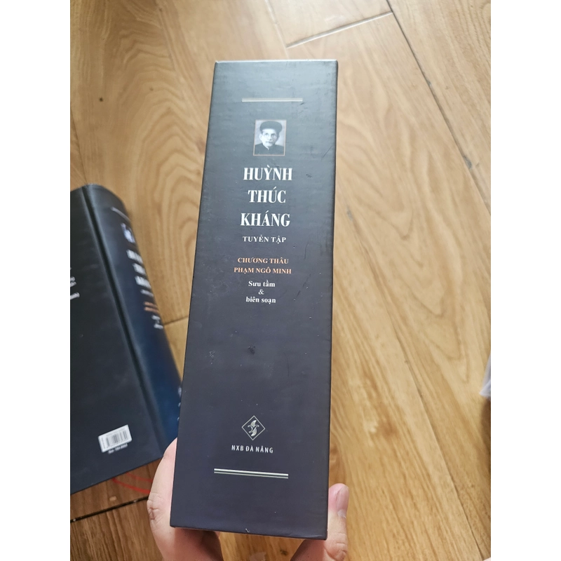 Tuyển tập Huỳnh Thúc Kháng (bìa cứng,  có hộp kèm theo) 700k freeship
In 500 bản năm 2019 448257