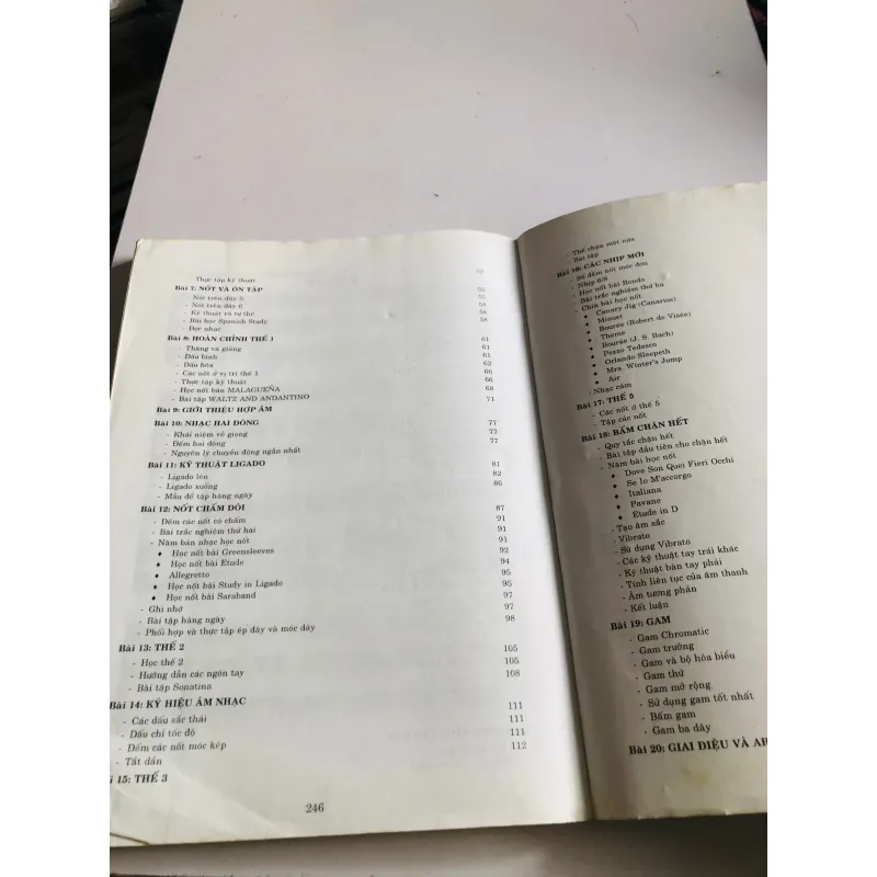 TỰ HỌC ĐÀN GUITAR SOLO (T1) 777982