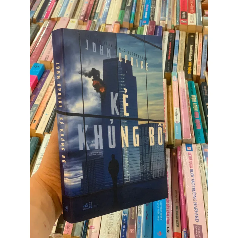 KẺ KHỦNG BỐ - JOHN UPDIKE (HUỲNH KIM OANH VÀ PHẠM VIÊM PHƯƠNG dịch)  1011788