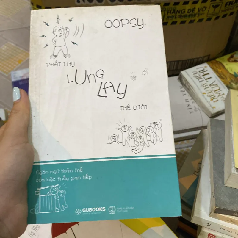 Phất tay lung lay thế giới  929532