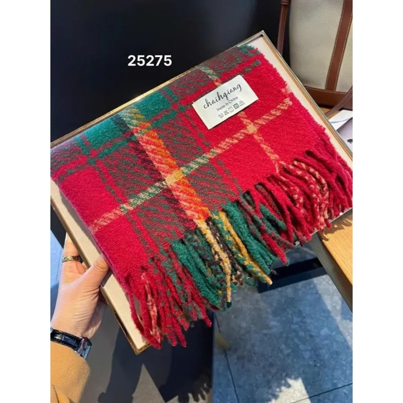 Khăn choàng họa tiết kẻ caro màu đỏ xanh lá 1024456