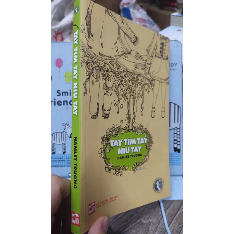 Sách: Tay tìm tay níu tay - TG: Hamlet Trương (B1) 1066271