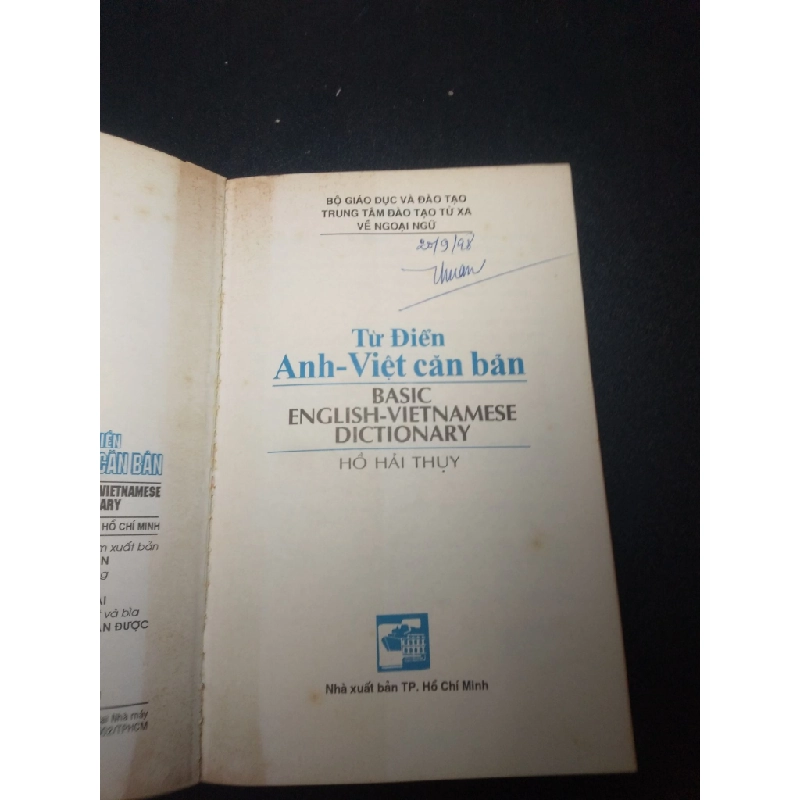 Từ điển Anh Việt căn bản Hồ Hải Thụy năm 1994 mới 70% ố có ký tên ở đầu sách HPB.HCM2811 29253