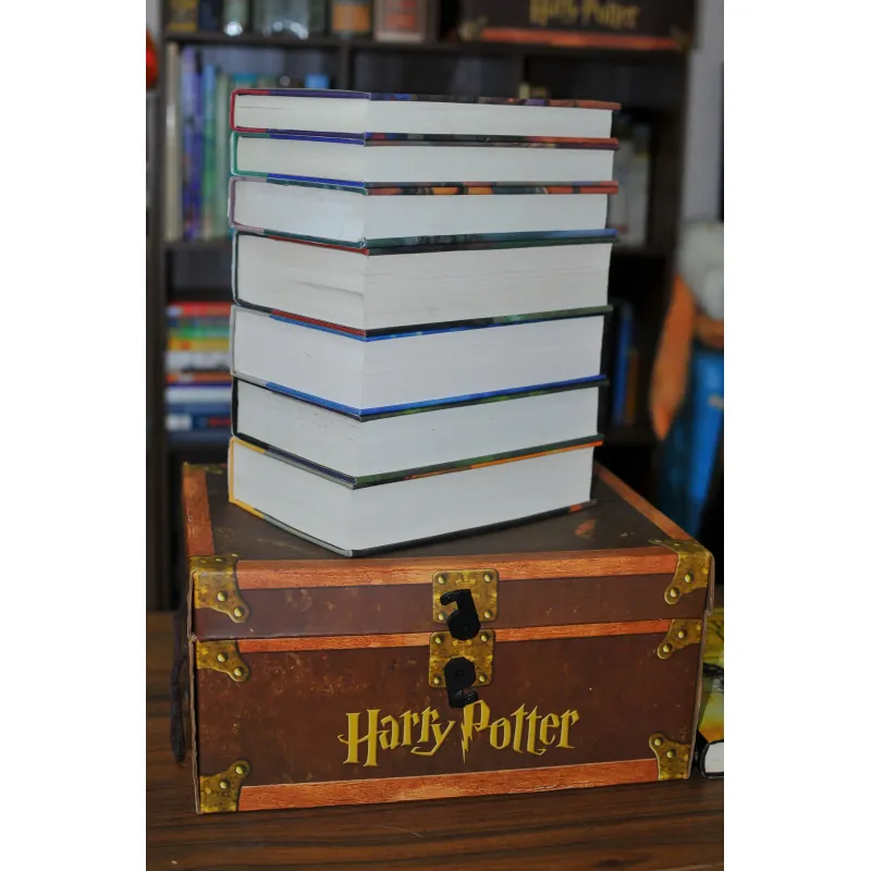 Rương sách Harry Potter Tặng kèm Tập 8 - Potter Hardcover Boxed Set Books 1-7 with Trunk 1013696