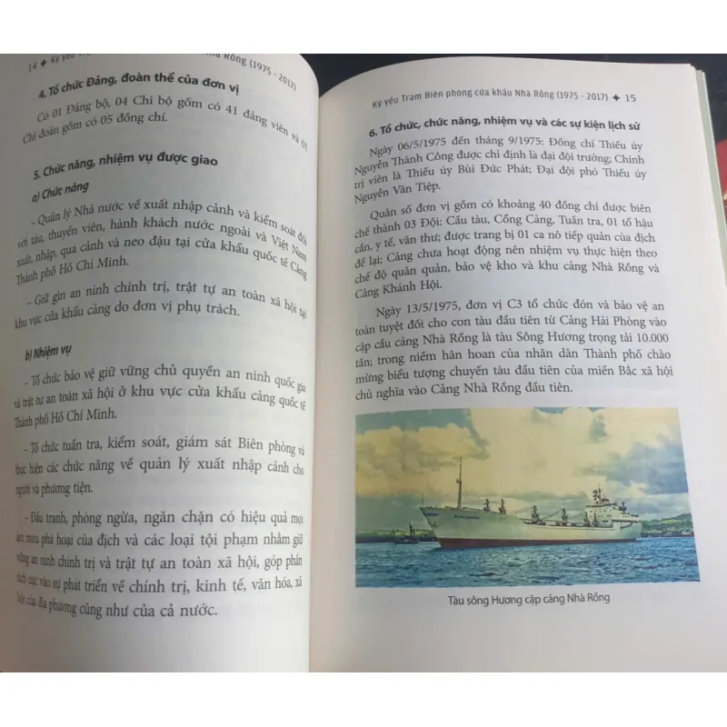Sách Kỹ yếu Trạm Biên phòng cửa khẩu nhà rồng 1975 - 2017 641233