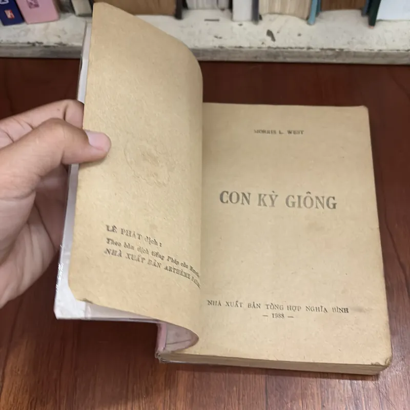 II Sách Xưa, Tiểu Thuyết Trinh Thám: Con Kỳ Nhông - MORRIS WEST - 1988 590495