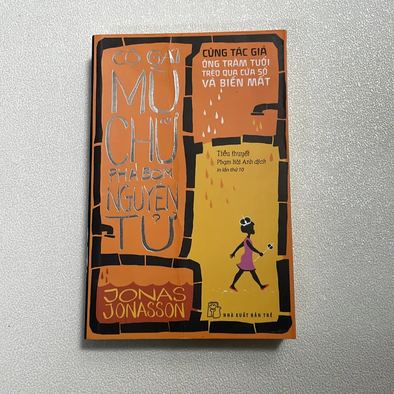 Cô gái mù chữ phá bom nguyên tử 602954