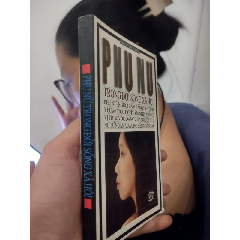 sách "Phụ Nữ Trong Đời Sống Xã Hội" của tác giả Phạm Côn Sơn. 
 1025397