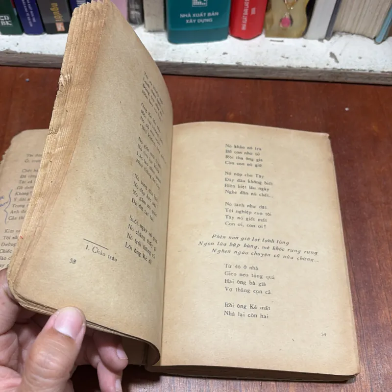 [Sách Thiếu Trang] - II Sách Xưa: Thơ _ Tố Hữu - 1976 796269