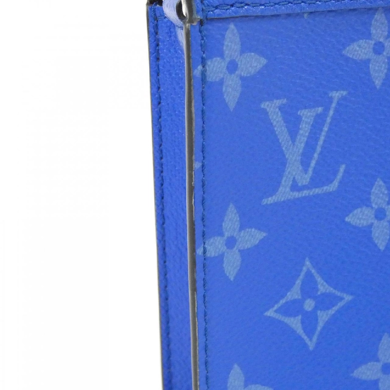 Túi đeo vai Louis Vuitton Taiga Lama Gaston Wearable Wallet M83099 611944