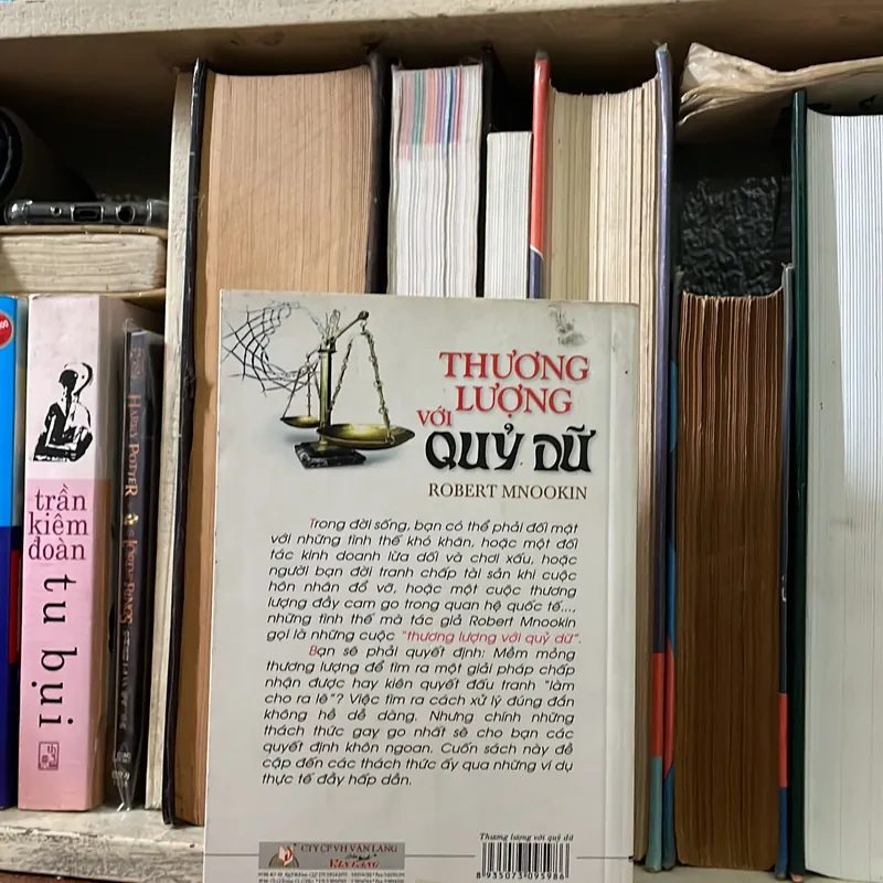 II Sách Kỹ Năng: Thương Lượng Với Quỷ Dữ - ROBERT MNOOKIN - 2012 565021
