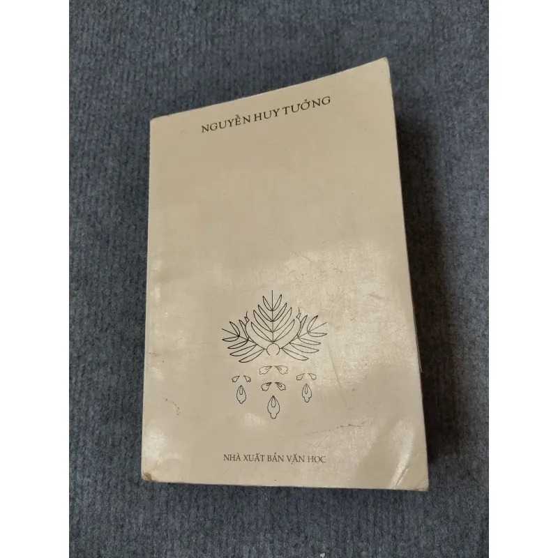 LÁ CỜ THÊU SÁU CHỮ VÀNG - NGUYỄN HUY TƯỞNG 719831