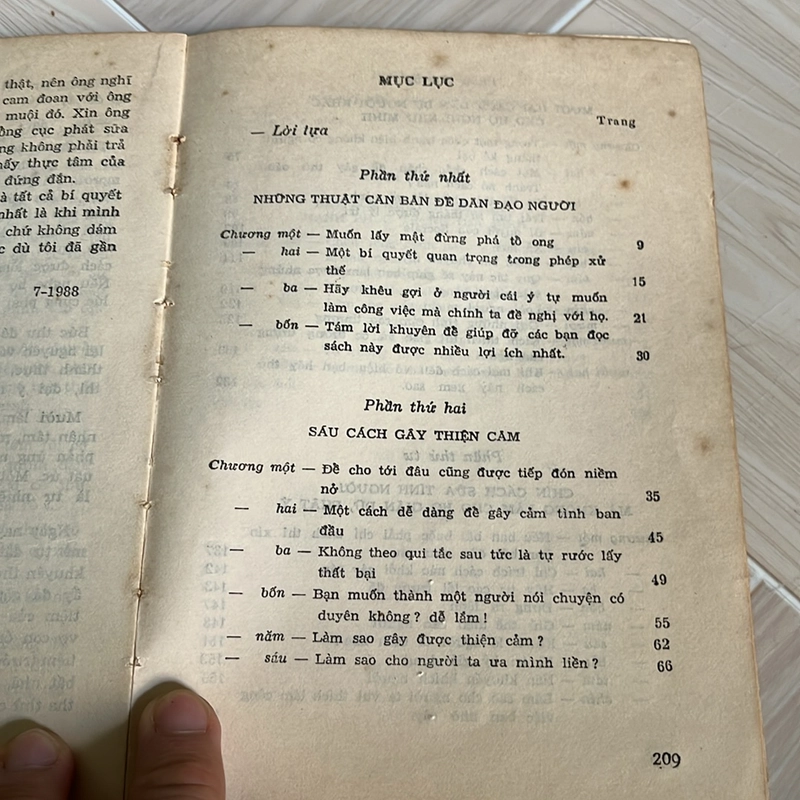 Sách “Đắc nhân tâm-làm thế nào để có nhiều bạn” 497317