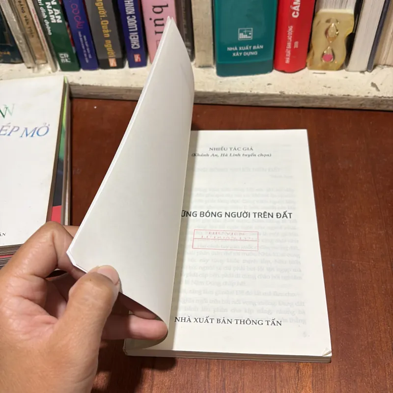II Văn Học: Những Bóng Người Trên Đất - Nhiều Tác Giả - 2009 785605