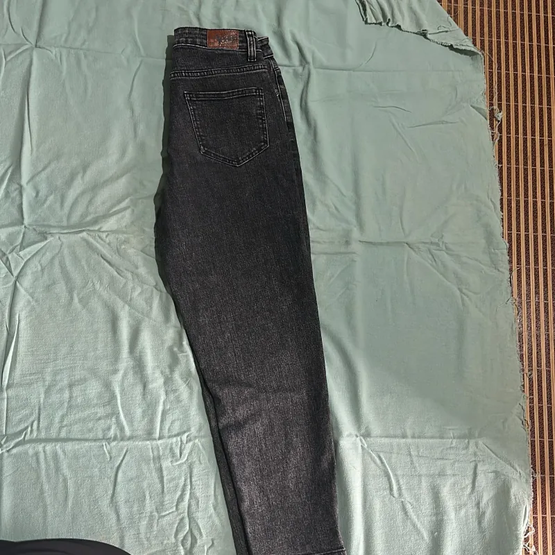 Quần Jean Yody size 26 như mới , màu đen muối tiêu  1024257