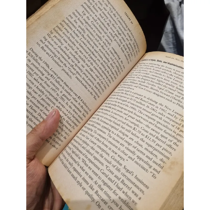 Trading Up : Why Consumers Want New Luxury Goods and How Companies Create Them - Mich 364039