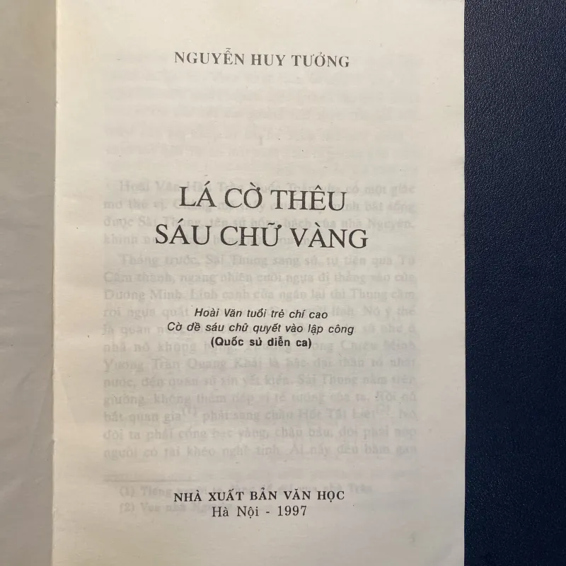 Lá cờ thêu sáu chữ vàng của nhà văn Nguyễn Huy Tưởng.  1031533