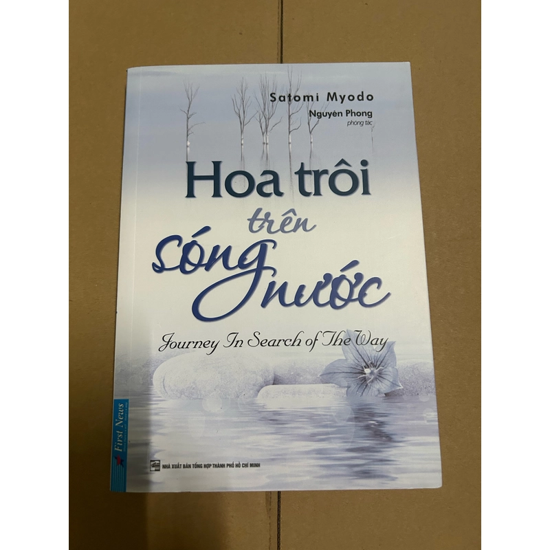 Hoa trôi trên sóng nước 504239
