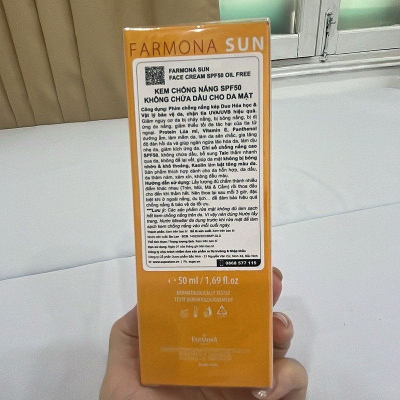 Kem chống nắng Farmona SPF 50 dành cho da mụn 191370