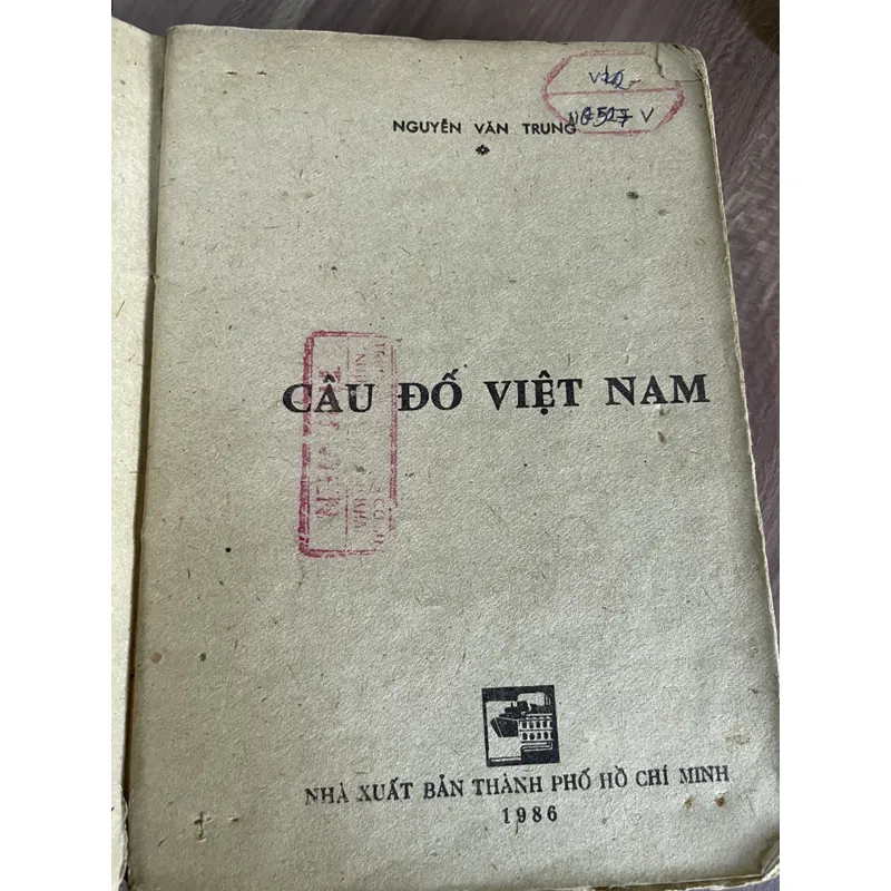 Câu đố Việt Nam : Nguyễn văn Trung; 1986; 500 trang  681727