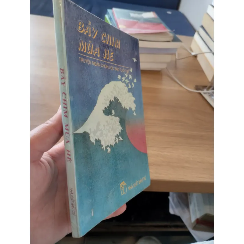 cuốn sách "Bầy Chim Mùa Hè - Truyện Ngắn Chọn Lọc Báo Tuổi Trẻ". 
 997457