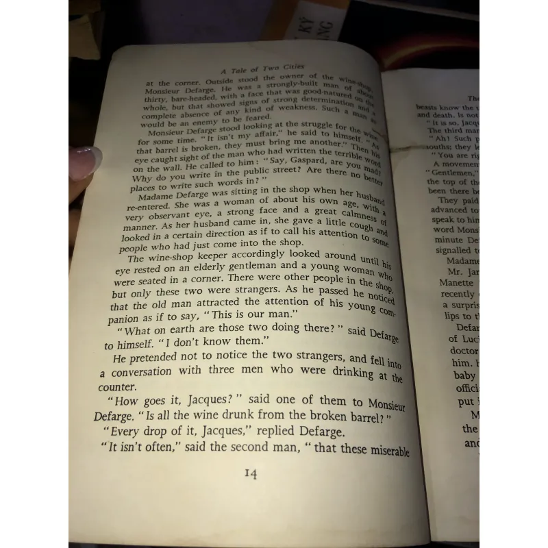 A tale of two cities - Charles Dickens 1050862