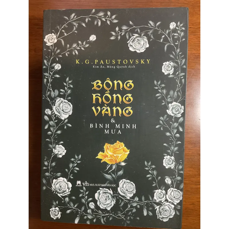 [TRUYỆN NGẮN] Bông hồng vàng & Bình minh mưa - K.G.Paustovsky 695913