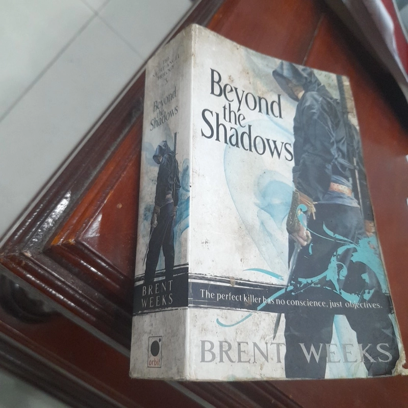 Brent Weeks - BEYOND THE SHADOWS 445409