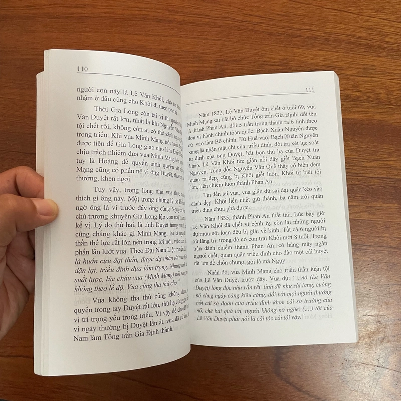II Sách Lịch Sử: Gần 400 Năm Vua Chúa Triều Nguyễn - Lưỡng Kim Thành - 2013 474789