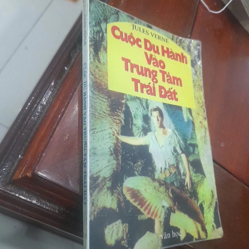 Jules Verne - CUỘC DU HÀNH VÀO TRUNG TÂM TRÁI ĐẤT (tóm lược) 463219
