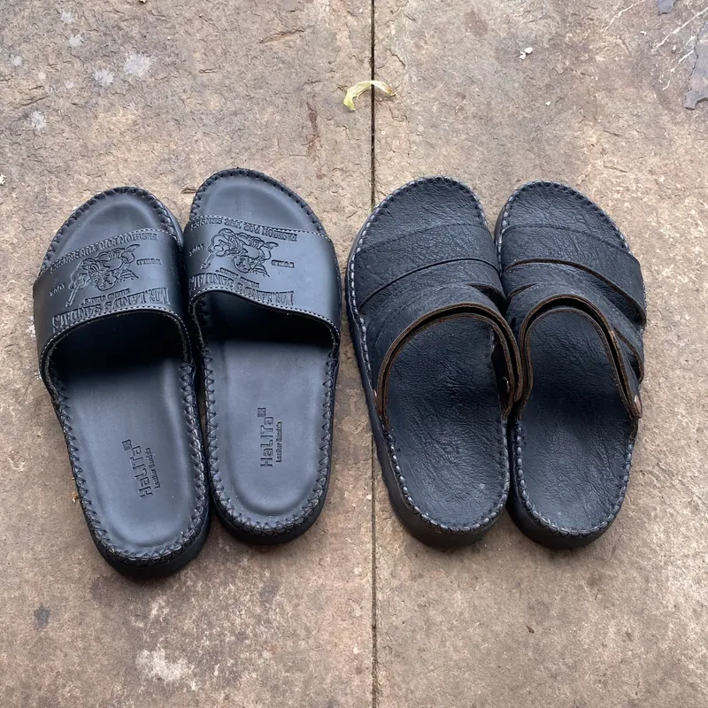 Combo 2 đôi dép da còn mới chưa dùng 605051