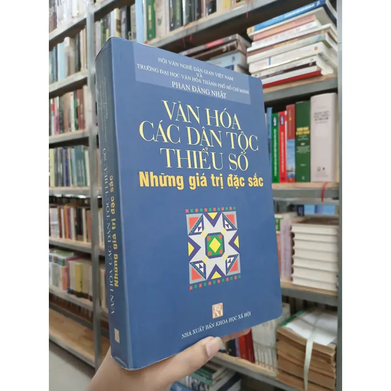 VĂN HÓA CÁC DÂN TỘC THIỂU SỐ NHỮNG GIÁ TRỊ ĐẶC SẮC - PHAN ĐĂNG NHẬT 705163