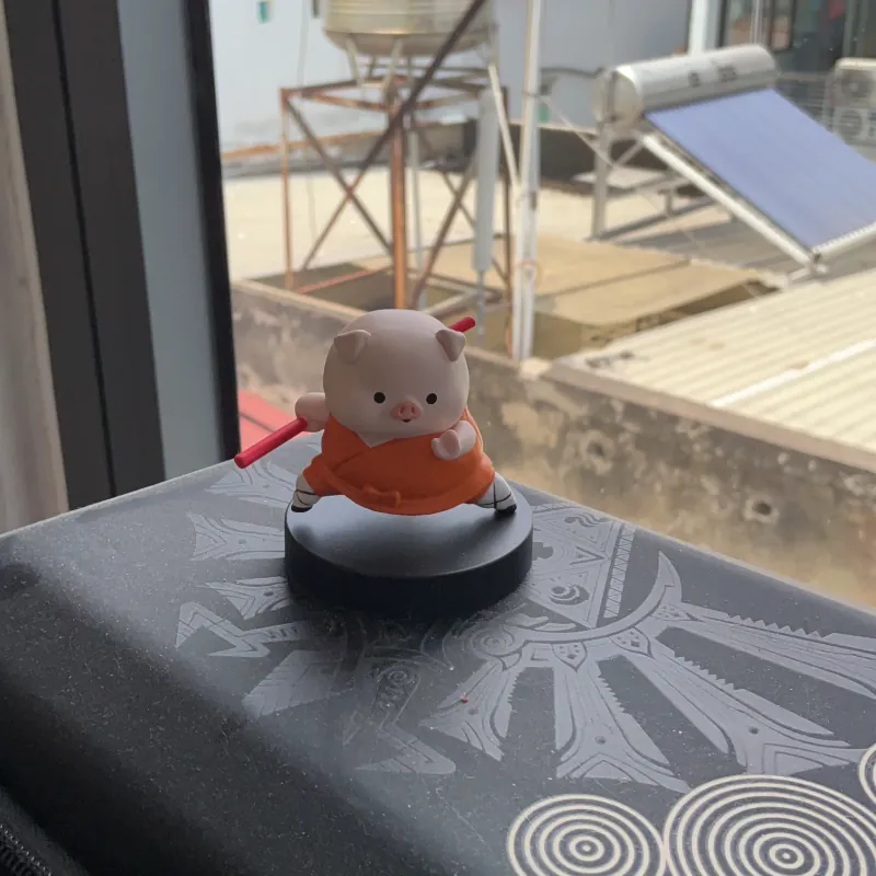 Kung Fu Pig figurine 1033355