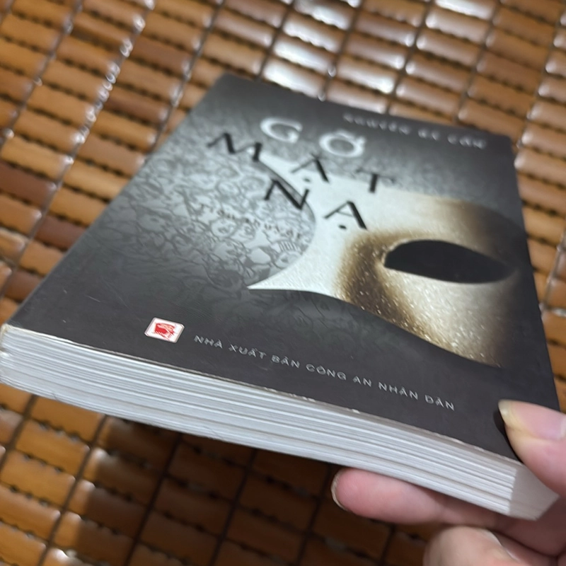 Gỡ mặt nạ - Nguyễn Bá Cổn 522256