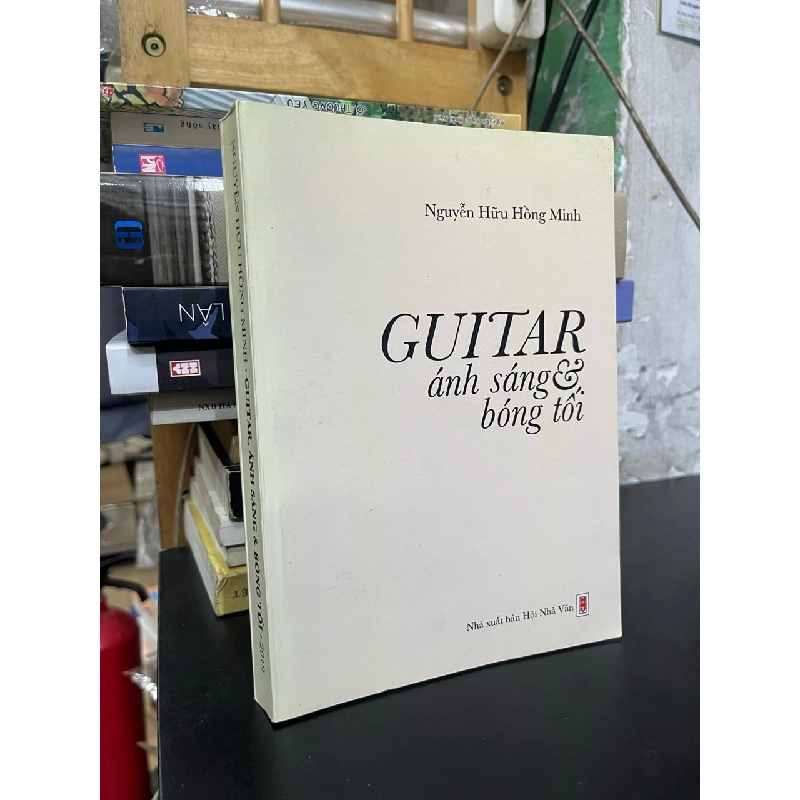 Guitar ánh sáng và bóng tối - Nguyễn Hữu Hồng Minh 731207