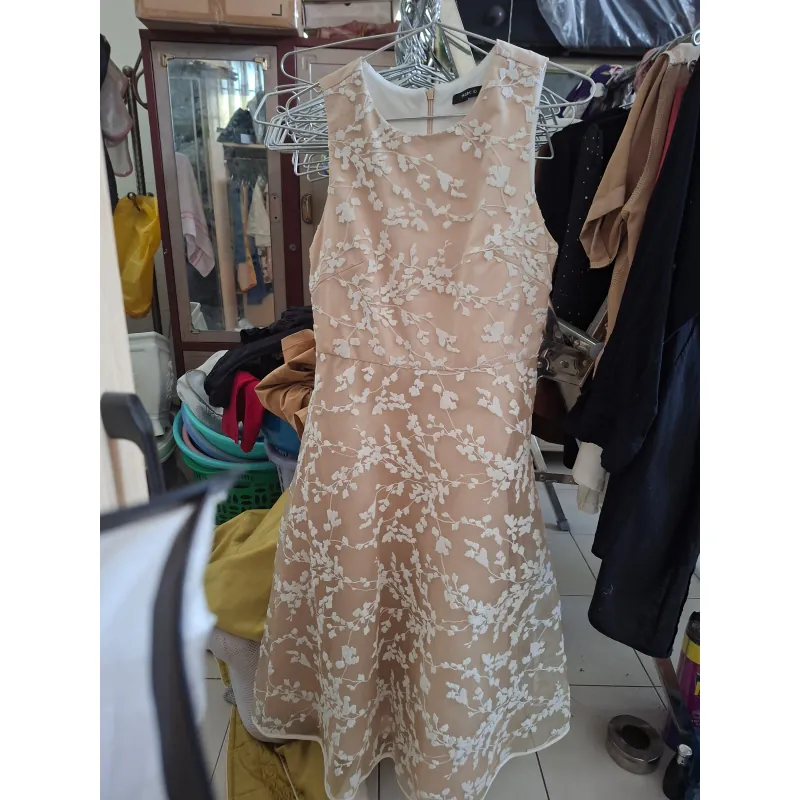 Đầm Marc ren màu be size L 50-60kg 750774