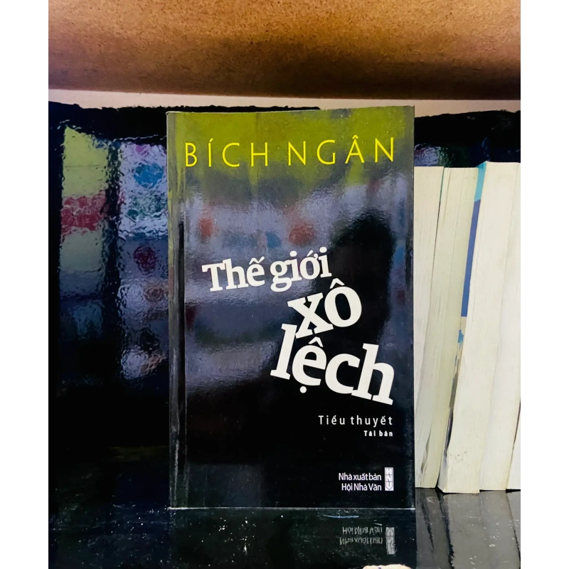(Sách cũ SCGR) Thế giới xô lệch - Bích Ngân - Văn học VAVOA1T3- 2 Blogmeo090426 1014564