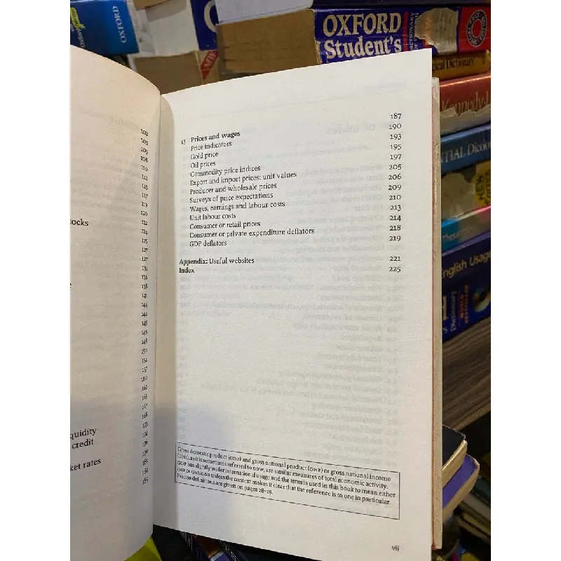 Guide to Economics Indicators m: Making Sense of Economics, 6th ediion 573760