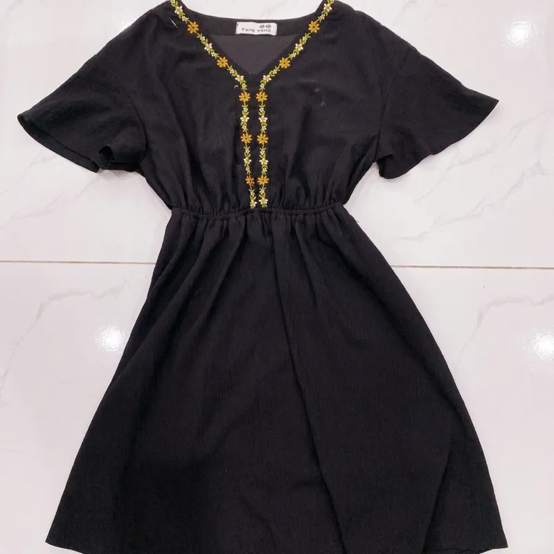 Váy đen nữ cổ chữ V hoa 573932