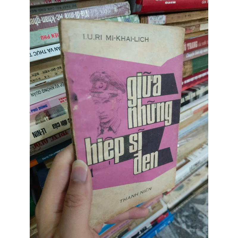 Giữa những hiệp sĩ đen 454339
