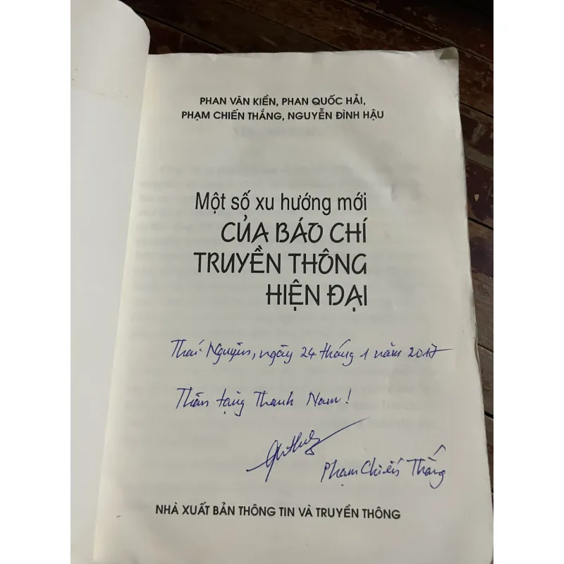 một số xu hướng mới của báo chí truyền thông hiện đại - sách báo chí 601557