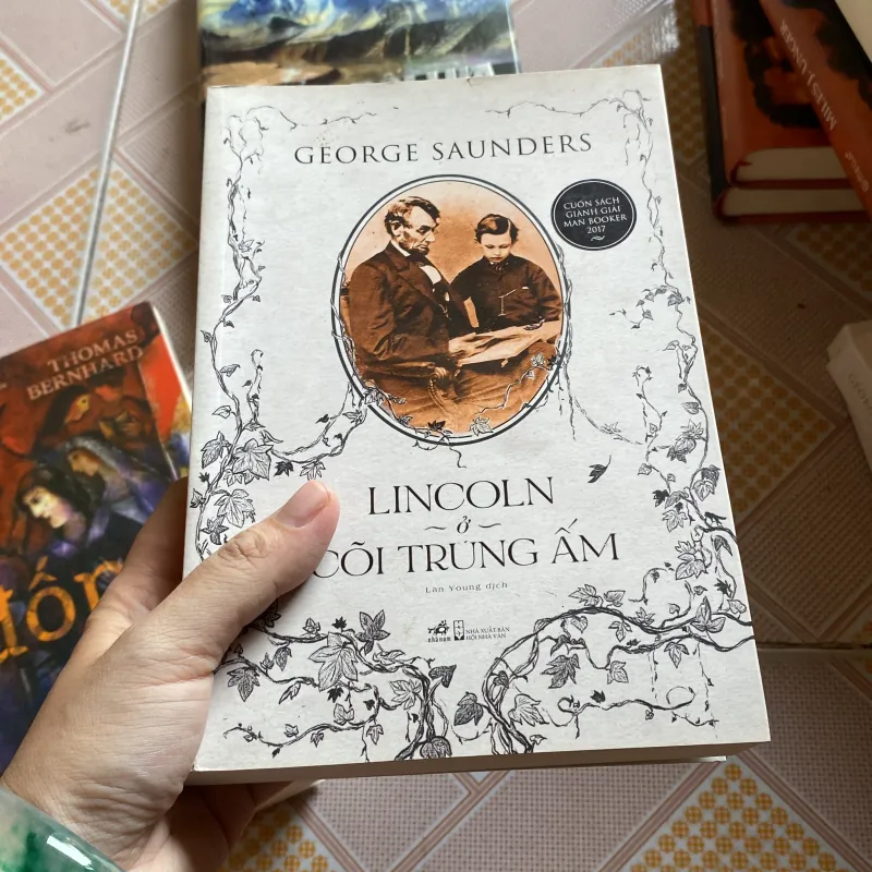 Lincoln ở cõi trung ấm" của tác giả George Saunders 996412