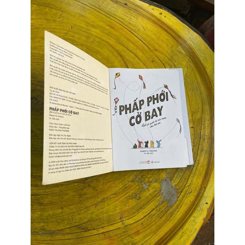 PHẤP PHỚI CỜ BAY LỊCH SỬ QUỐC KỲ CÁC NƯỚC CHO TRẺ EM- ROBERT G. FRESSON 551191