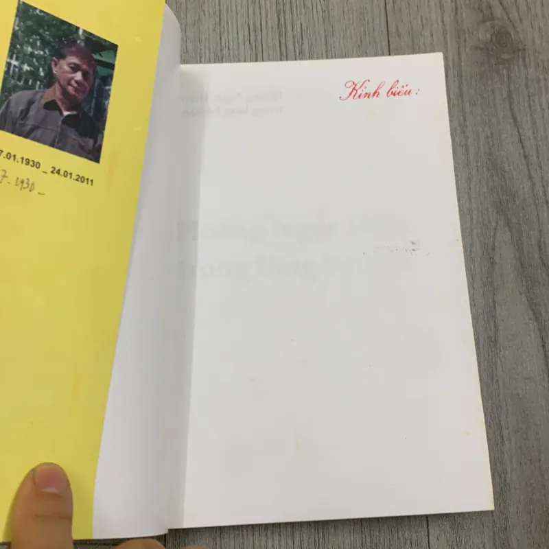 Hoàng ngọc hiến trong lòng bè bạn. 10b1 1026364