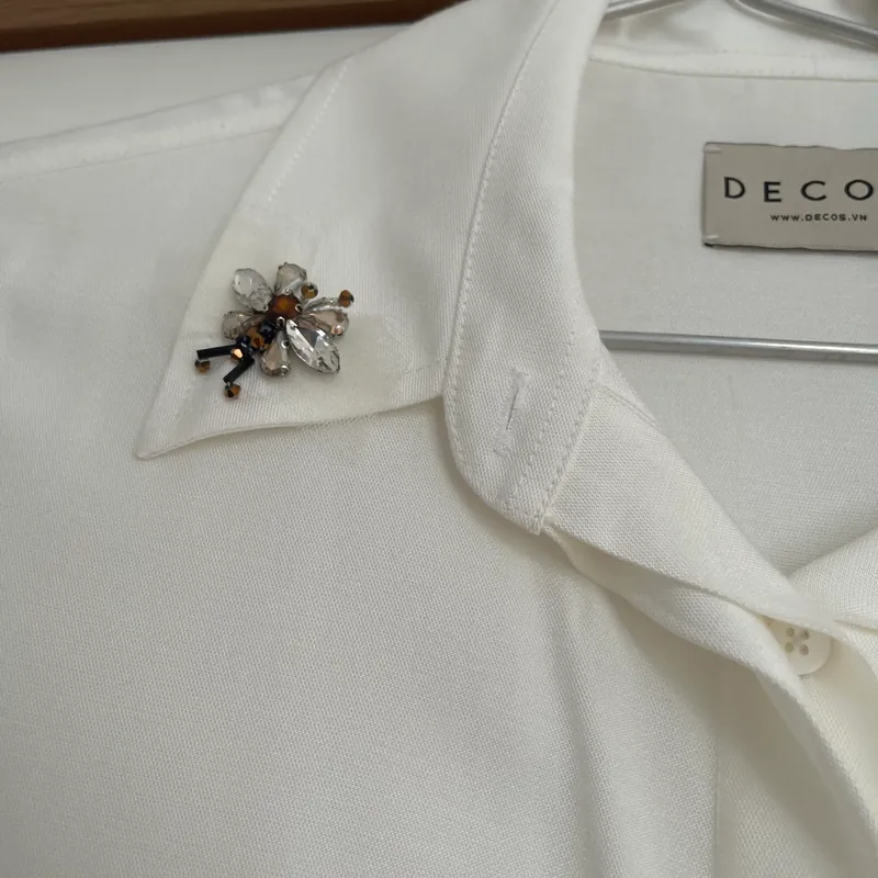 Áo sơ mi trắng cách điệu thương hiệu Decos, sz S (48-58kg) 564565
