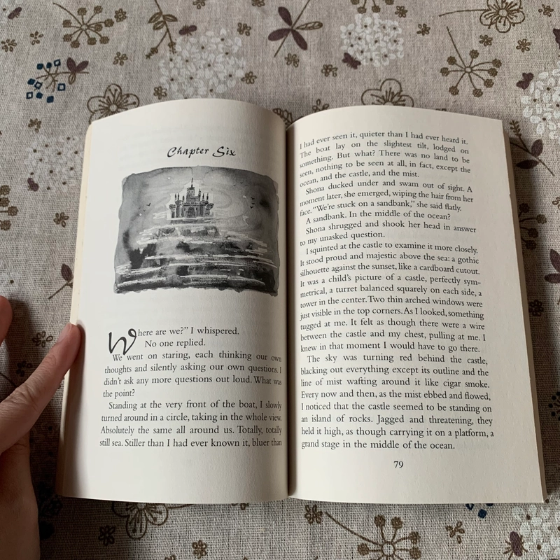 Sách ngoại văn Emily Windsnap and the Castle in the Mist, Used, Fiction For Kids 444128