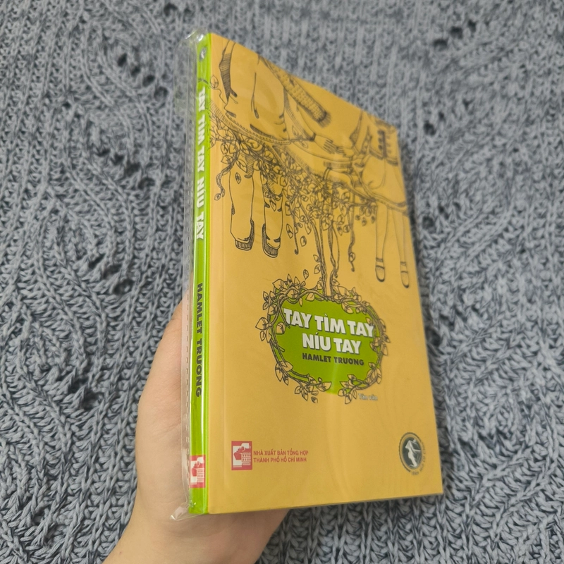 Tay Tìm Tay Níu Tay - Hamlet Trương (Tặng kèm CD) 550442